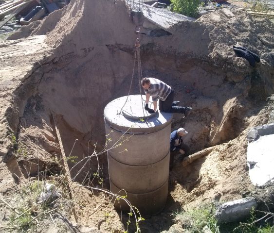 Установка водопроводного колодца из ЖБ колец в Барнауле